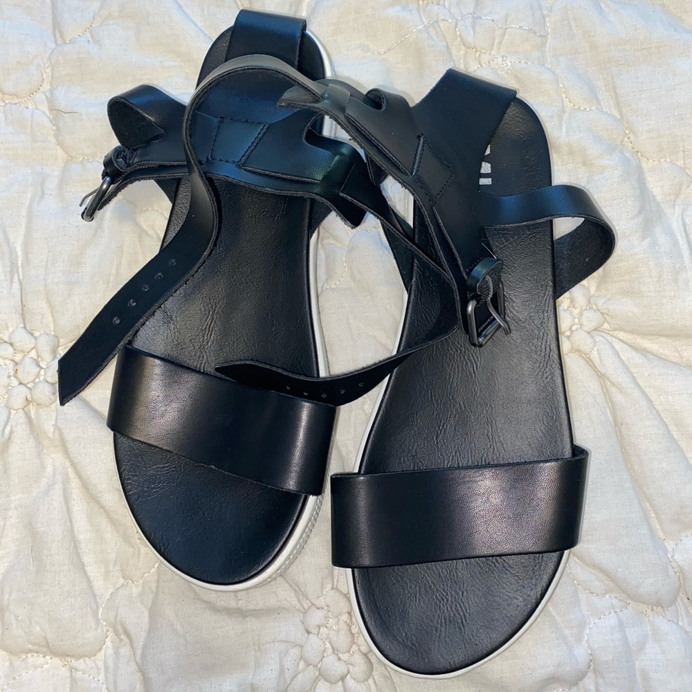 MIA. Black sandals